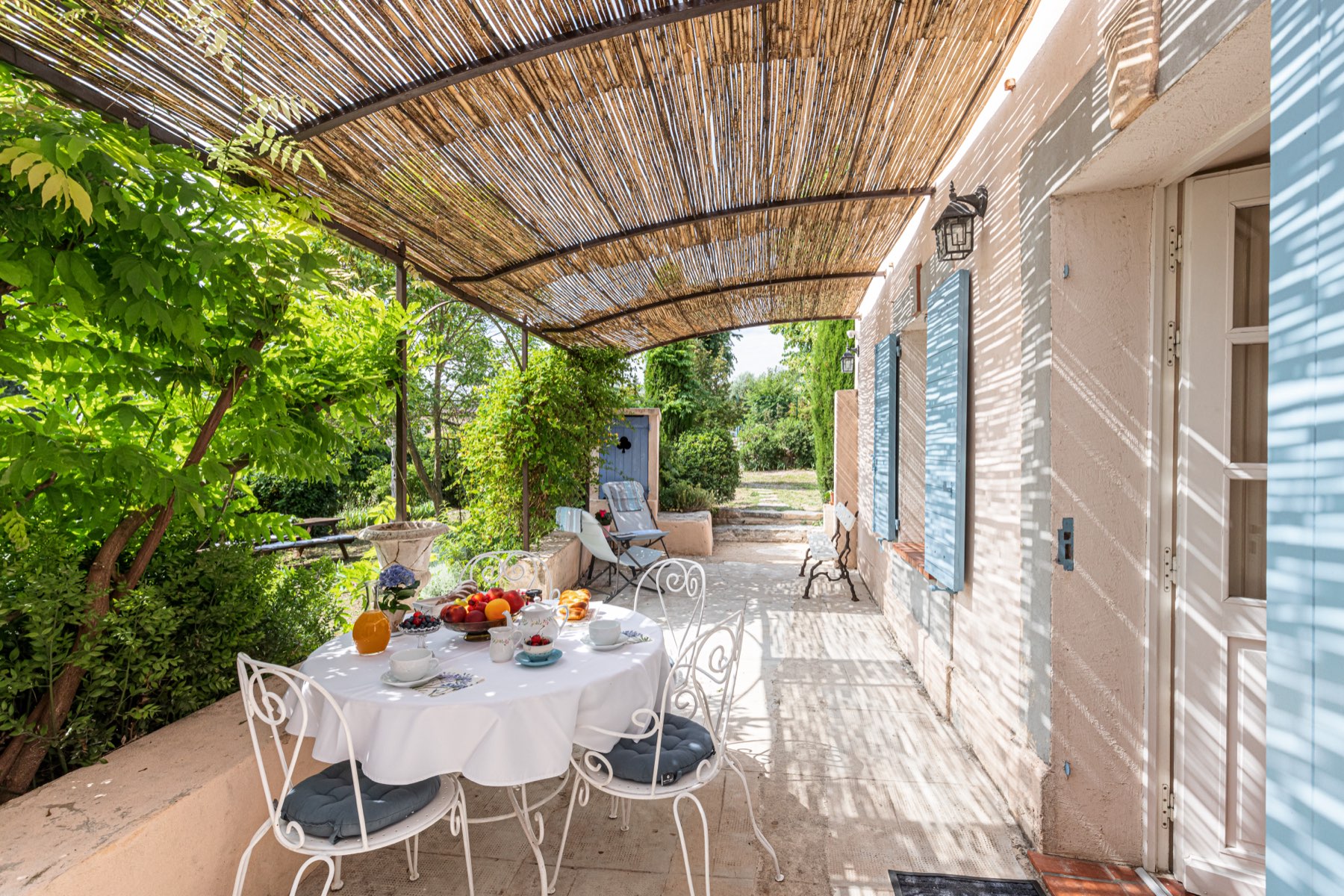 Petit-déjeuner dressé sous la pergola des Tilleuls Bleus, maison en gestion Prestigia à Grasse
