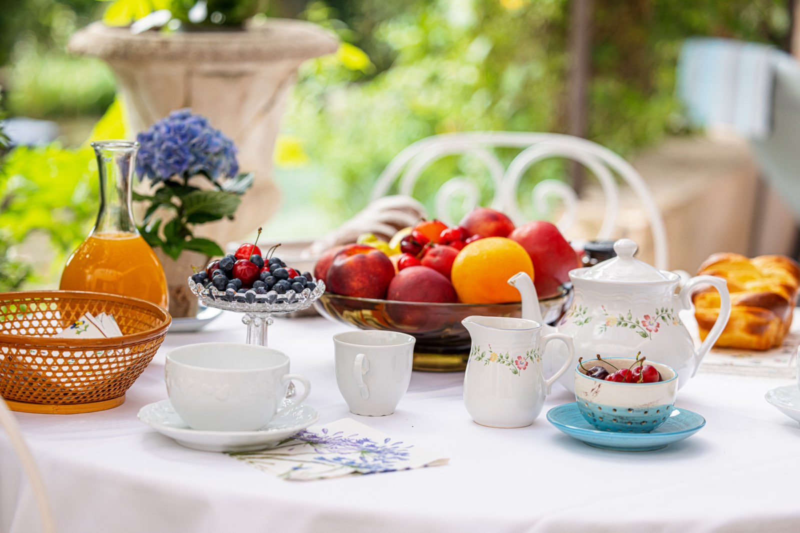 Petit-déjeuner servi au jardin dans une villa en gestion Prestigia