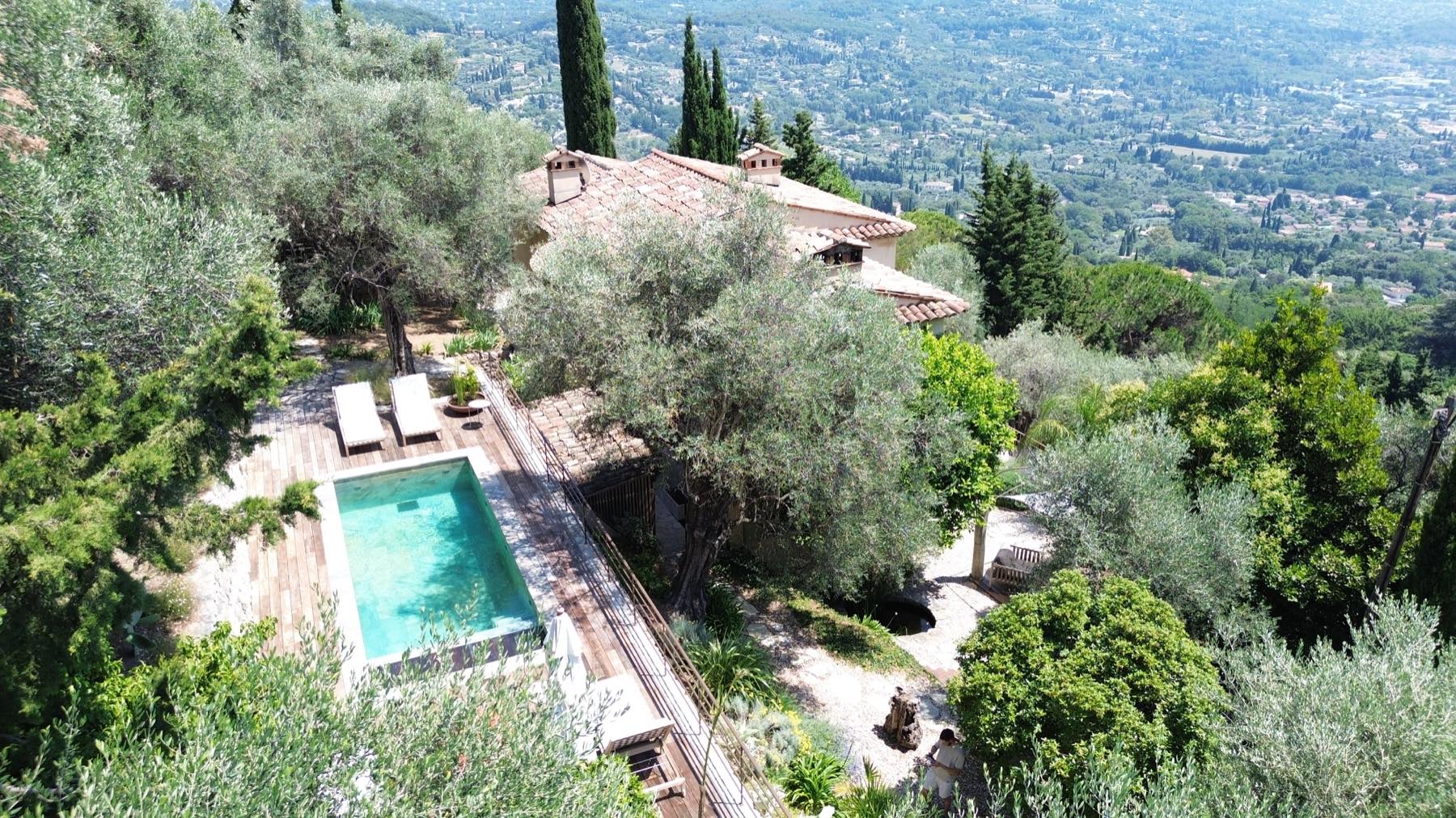 Piscine d'une villa confiée à Prestigia, entre les oliviers, avec la vallée en contrebas